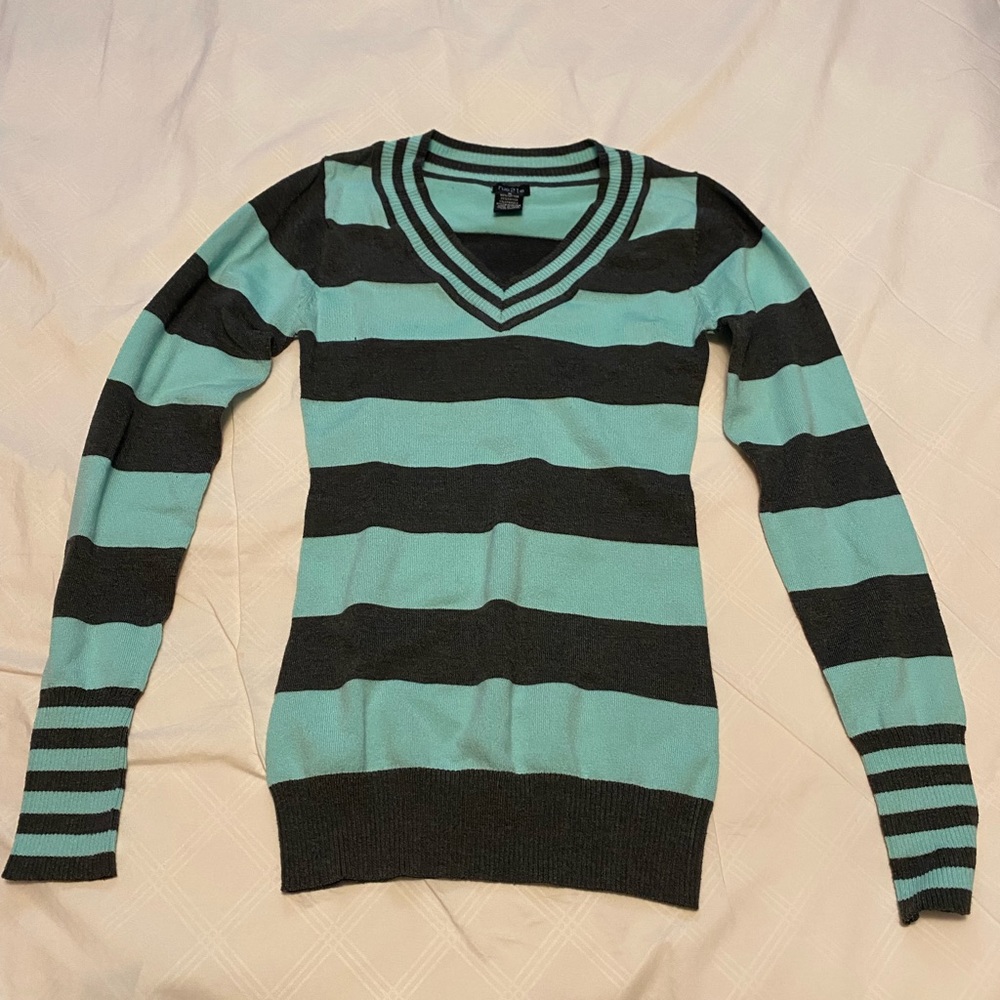Long sleeve sweater. Hardly worn, excellent condition.